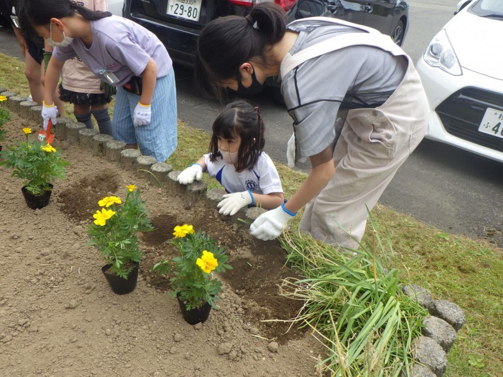 写真：たてわり班での花植えの様子3