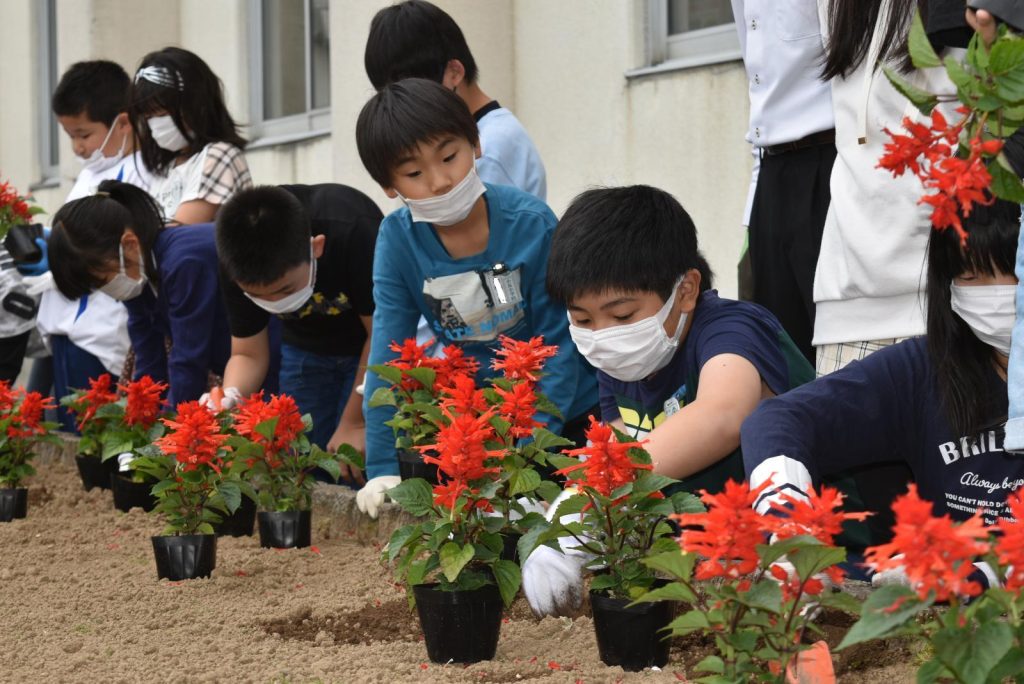 写真：たてわり班での花植えの様子4