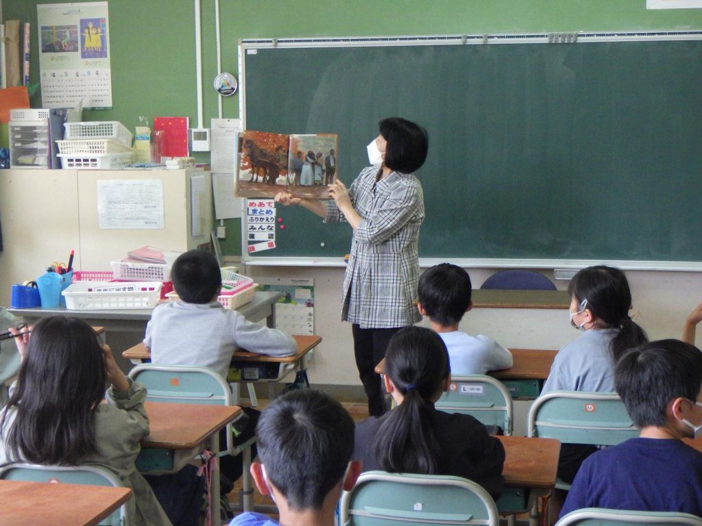 写真：読み聞かせの様子4