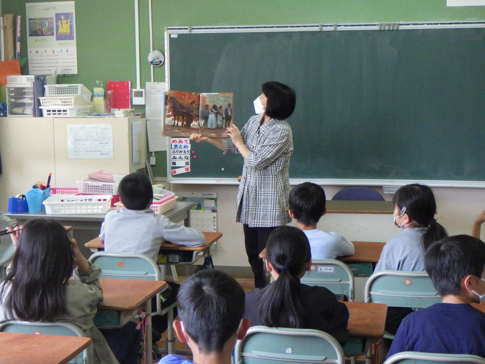 写真：読み聞かせの様子