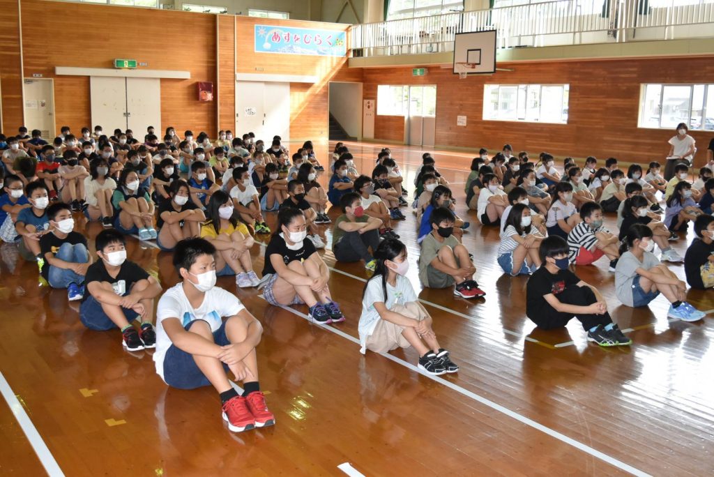 写真：夏休み明け集会の様子