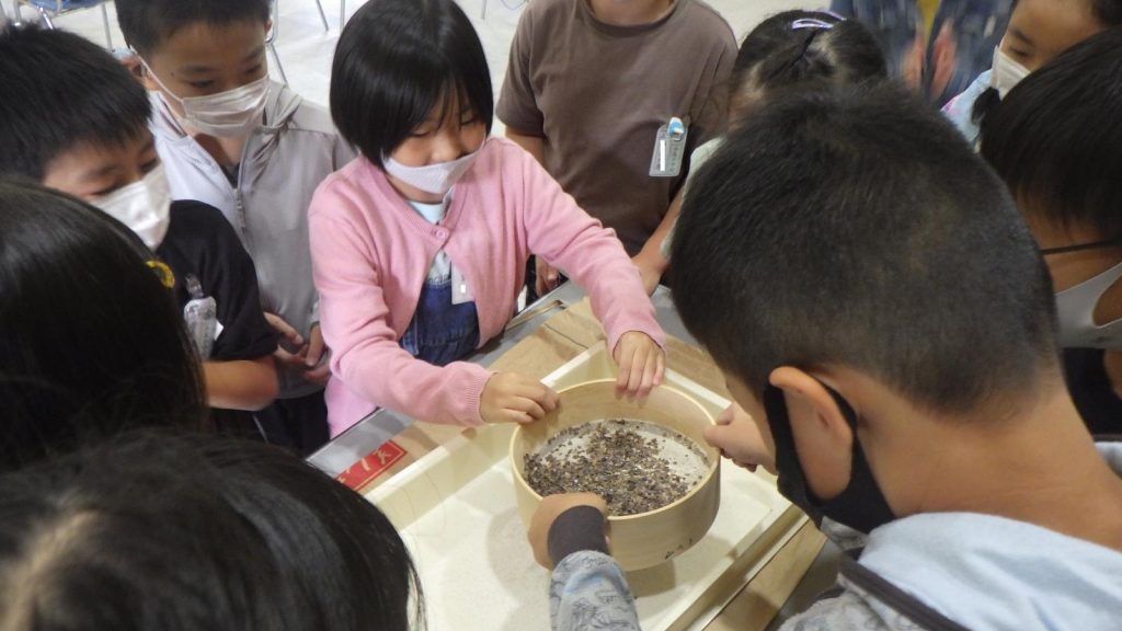 写真：３年生校外学習の様子2