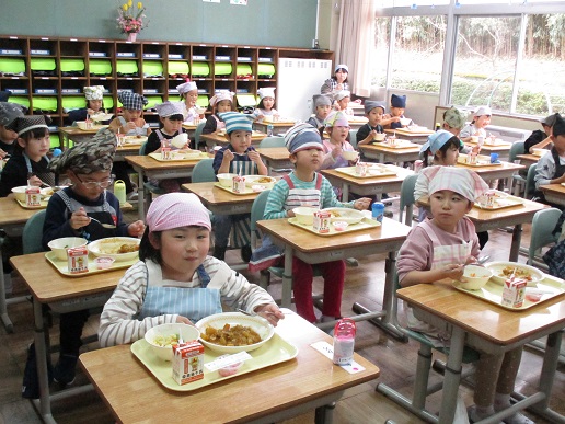 写真：１年生の給食時間の様子