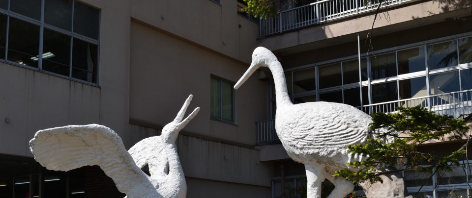 写真：鶴舞小学校の鶴の像